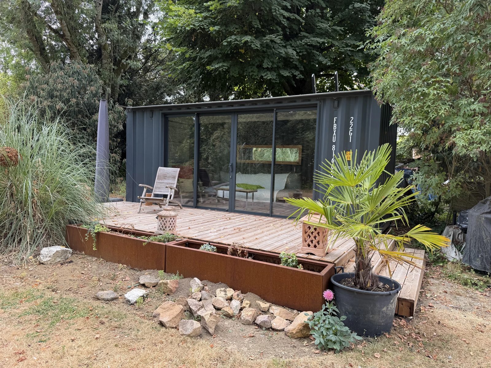 Studio en container maritime transformé avec terrasse bois — réalisation Le Cocon Français