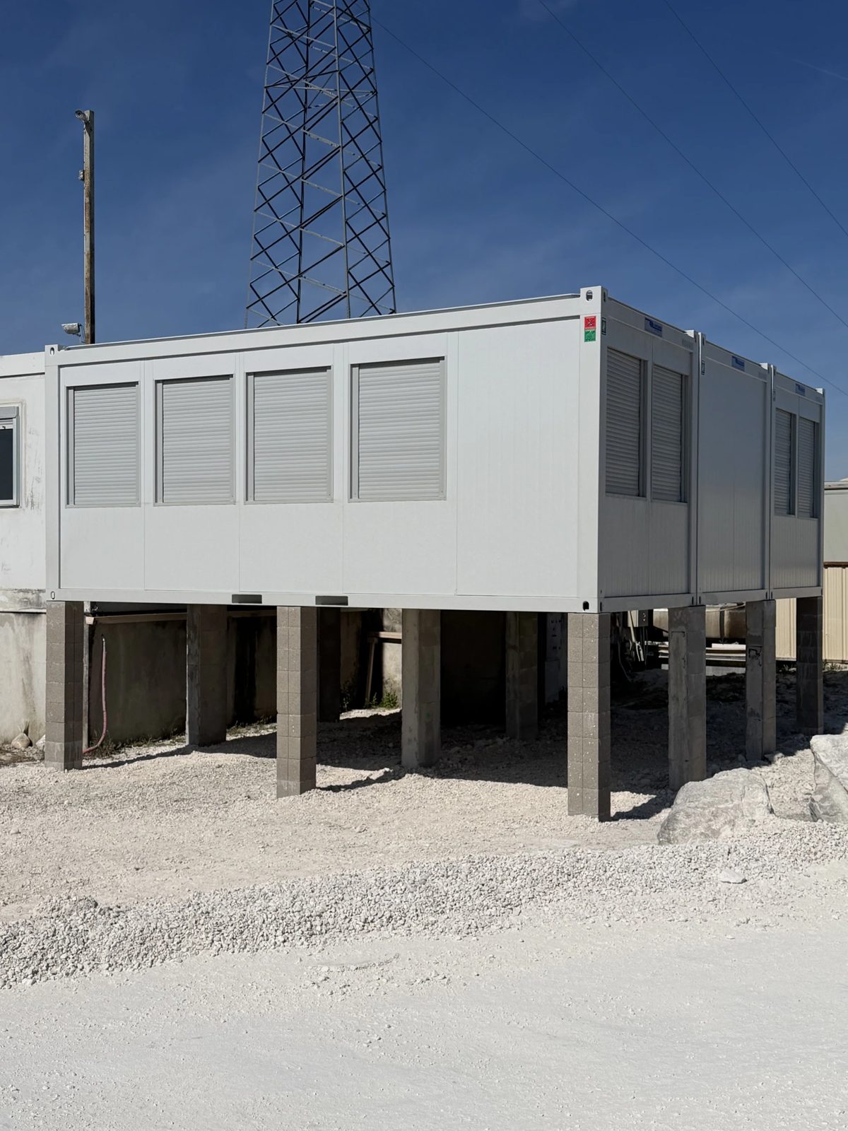 Ensemble de bungalows modulaires Containex sur plots béton — réalisation Le Cocon Français
